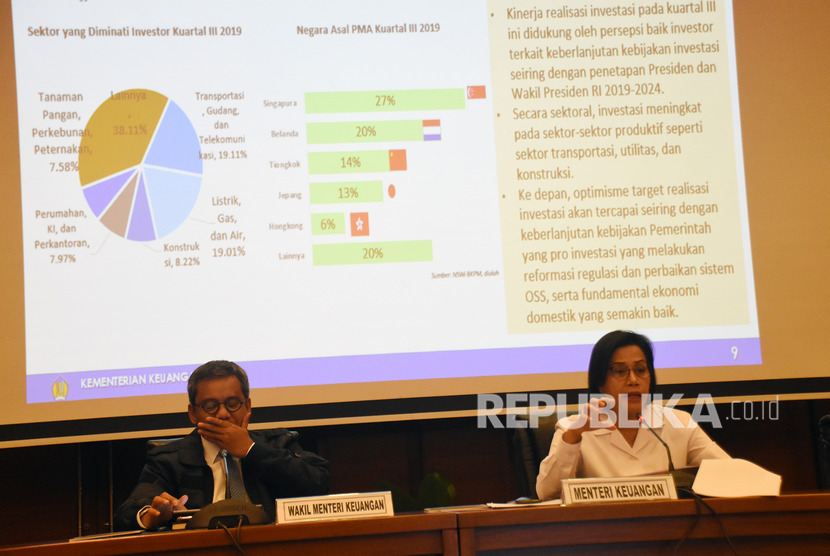 Menteri Keuangan Sri Mulyani Indrawati (kanan) didampingi Wakil Menteri Keuangan Suahasil Nazara (kiri) memberikan keterangan pers tentang realisasi Anggaran Pendapatan dan Belanja Negara (APBN) 2019 per akhir Oktober di Kantor Kemenkeu, Jakarta, Senin (18/11/2019).