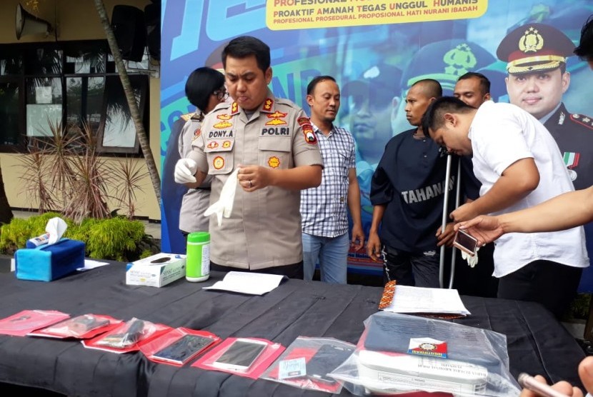 Polres Malang Kota (Makota) mengungkap sejumlah kasus pencurian di Mapolresta Malang, Senin (18/11).