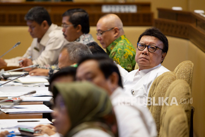 Menteri Pendayagunaan Aparatur Negara dan Reformasi Birokrasi (Menpan RB) Tjahjo Kumolo (kanan) mengikuti rapat kerja dengan Komisi II DPR di Kompleks Parlemen, Senayan, Jakarta, Senin (18/11/2019). 