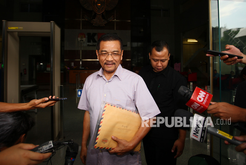 Mantan Menteri Dalam Negeri, Gamawan Fauzi (tengah) meninggalkan gedung KPK seusai menjalani pemeriksaan di Jakarta, Senin (18/11/2019).