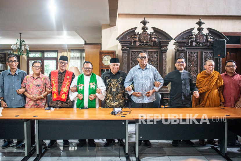 Pemuka agama yang tergabung dalam Inter Religious Council (IRC) Indonesia Din Syamsuddin (tengah), Romo Heri Wibowo (keempat kiri), Jacky Manuputty (keempat kanan), Ws Lie Suprijadi (ketiga kiri), Pndt Jimmy Sormin (ketiga kanan), Ws Rudi Gunawijaya (kedua kiri), Bhikkhu Indamedha (kedua kanan), Bona Beding (kiri), dan Andriyanto (kanan) bergandeng tangan bersama seusai memberikan keterangan pers dalam rangka Hari Toleransi Internasional di Kantor CDCC, Jakarta, Senin (18/11/2019).