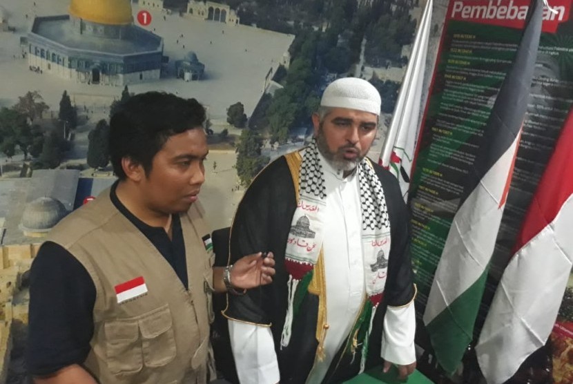 Ketua Ulama Palestina Asia Tenggara, Syekh Ahed Abul Atha menyampaikan keterangan kepada awak media di kantor Spirit of Al-Aqsa, di Tebet, Jakarta Selatan, Senin (18/11), terkait serangan Israel terhadap Palestina. 