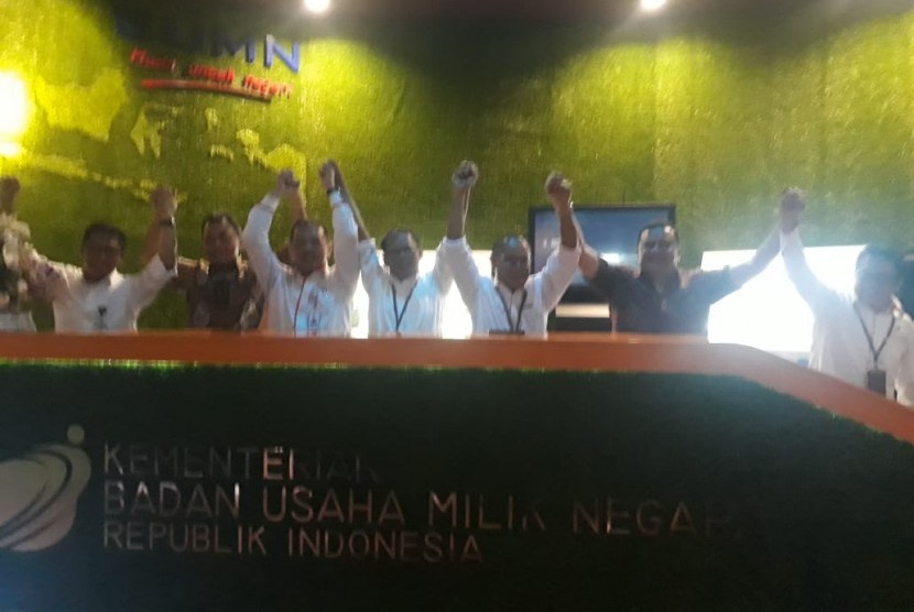 Sekretaris Kementerian BUMN dan enam deputi Kementerian BUMN foto bersama setelah diberhentikan dari jabatannya di Kantor Kementerian BUMN, Jakarta, Jumat (18/11).