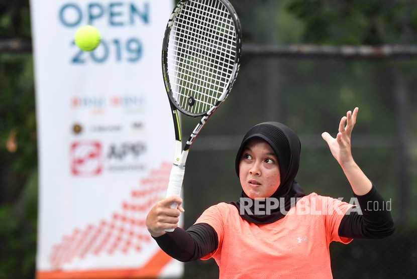 Petenis Indonesia Vita Mediana Taher mengembalikan bola ke lawannya Ni Putu Armini saat babak pertama BNI Tennis Open 2019 di lapangan tenis The Sultan Hotel, Jakarta, Senin (18/11/2019).