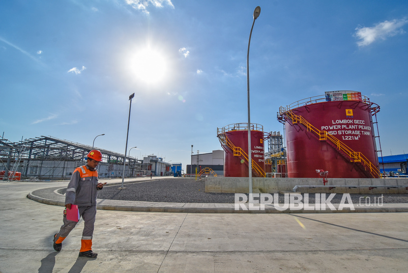 Seorang petugas berada di dekat tangki bahan bakar Pembangkit Listrik Tenaga Mesin Gas dan Uap (PLTMGU) Lombok Peaker di Tanjung Karang, Ampenan, Mataram, NTB, Senin (18/11/2019).
