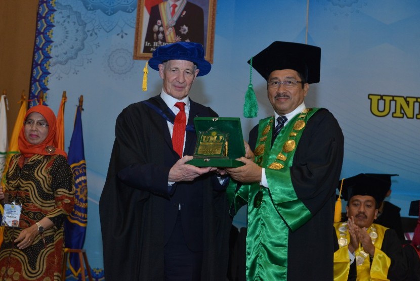 Prof. Mike Hardy (Coventry, UK ) dan Prof. Dr. H. Syaiful Bakhri, SH, MH saat wisuda sarjana dan pascasarjana di ICE BSD, Senin (18/11).