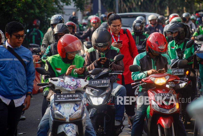 Ojek daring. Massa aksi Ojol Nusantara Bergerak akan jalan kaki berkelompok dari Balaikota menuju Kemenhub pada pukul 13.00, Rabu.