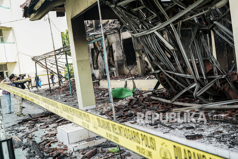 Sejumlah Jurnalis mengambil gambar gedung Sekolah SMK (Sekolah Menengah Kejuruan) Yadika (Yayasan Abadi Karya) 6 pasca kebakaran di Jatiwaringin, Jakarta Timur, Selasa (19/11/2019). 