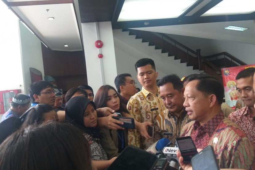 Menteri Dalam Negeri (Mendagri) Tito Karnavian saat diwawancarai awak media di gedung Kemendagri, Jakarta Pusat, Selasa (19/11)