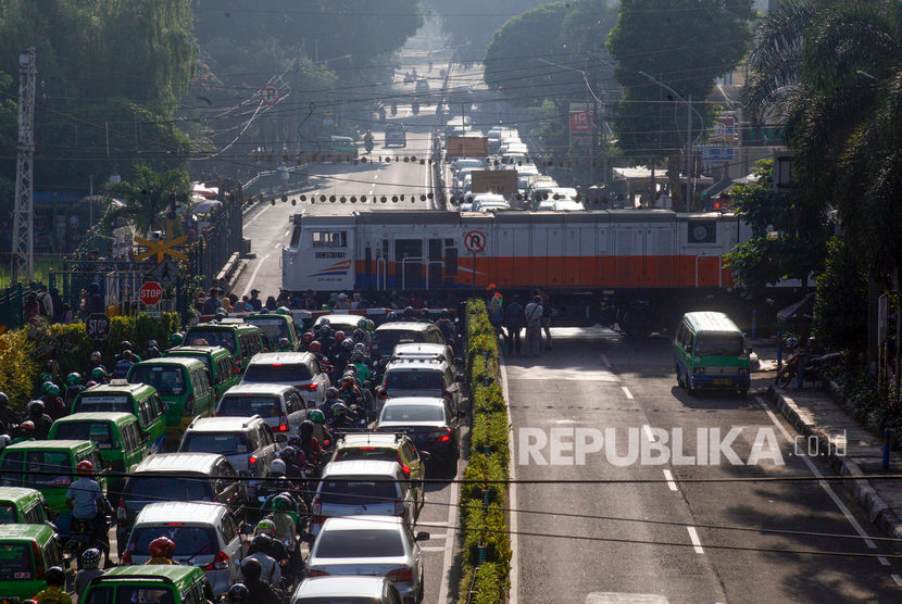 Kereta melintas di perlintasan Paledang, Kota Bogor,Jawa Barat. Pemkot Bogor berencana untuk membongkat jempata penyeberangan orang Paledang.