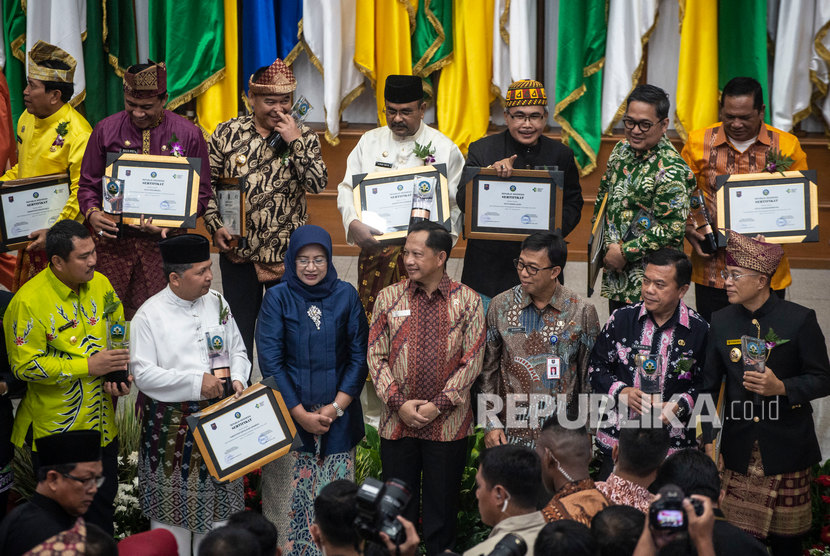 Menteri Dalam Negeri Tito Karnavian (tengah) berbincang perwakilan dari daerah peraih Anugerah Swasti Saba Kabupaten/Kota Sehat tahun 2019 di Kementerian Dalam Negeri, Jakarta, Selasa (19/11/2019). 