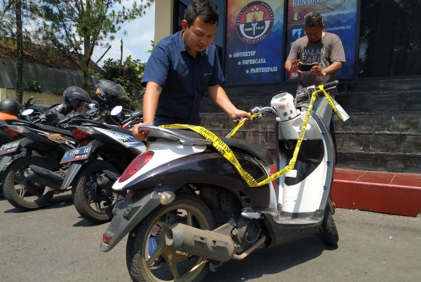 Polisi memeriksa motor tersangka pelecehan seksual yang digunakan untuk melakukan aksinya, di Polres Tasikmalaya Kota, Selasa (19/11). 