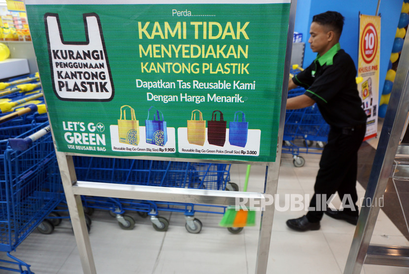 Poster kampanye pengurangan penggunaan kantong plastik dipajang di salah satu ritel modern di Palu, Sulawesi Tengah, Selasa (19/11/2019).