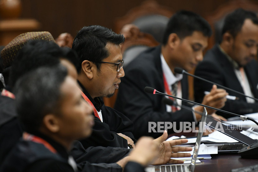 Kuasa hukum dari pemohon, Anang Zubaidy (tengah). 