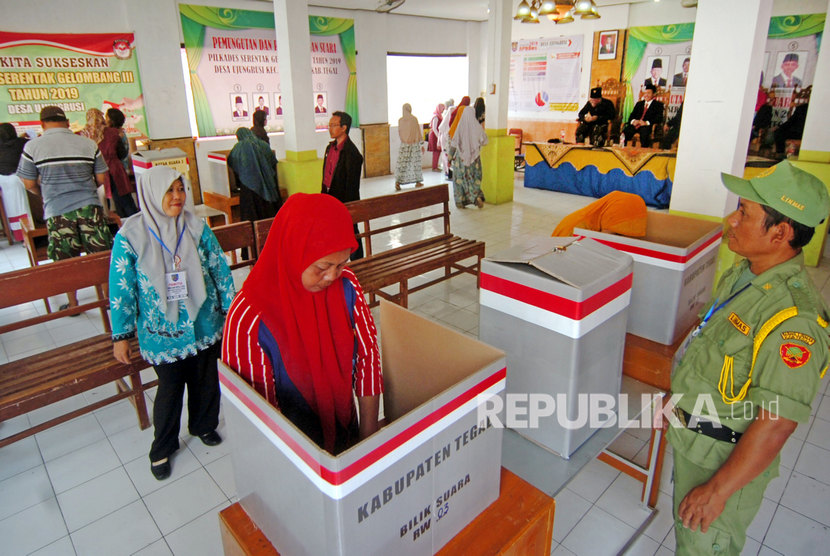 Sejumlah warga melakukan pencoblosan di Tempat Pemungutan Suara (TPS) saat Pemilihan Kepala Desa (Pilkades) serentak 2019 di Desa Ujungrusi, Kabupaten Tegal, Jawa Tengah, Rabu (20/11/2019)