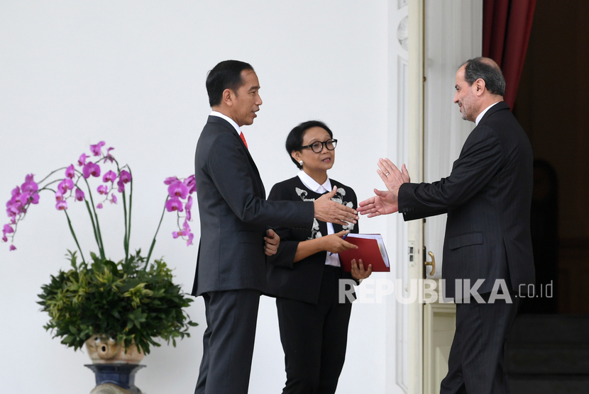 Presiden Joko Widodo (kiri) didampingi Menlu Retno LP Marsudi (tengah) berbincang dengan Duta Besar Republik Islam Iran untuk Republik Indonesia Mohammad Khos Heikal Azad, Istana Merdeka, Jakarta, Rabu (20/11/2019).