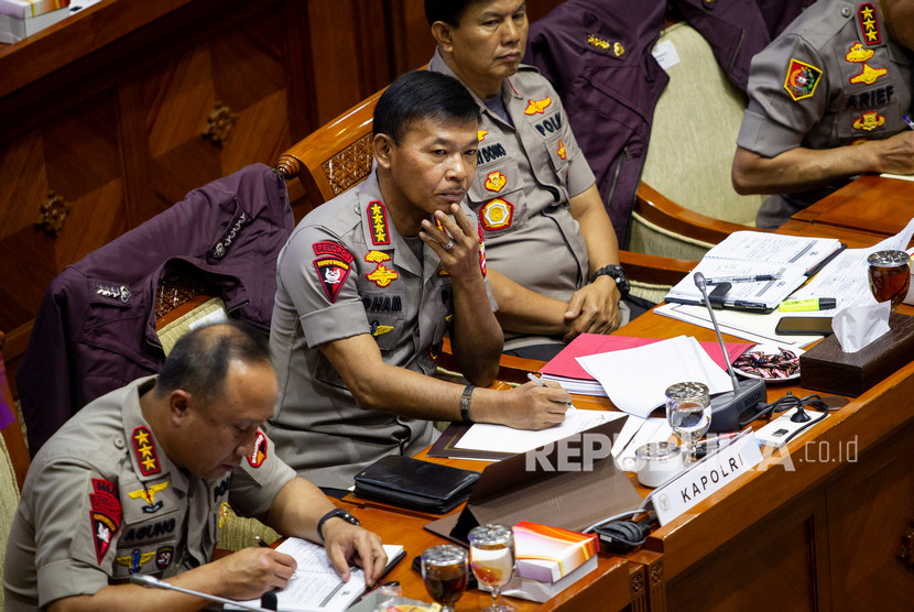Kapolri Jenderal Pol Idham Azis (tengah) didampingi Wakapolri Komjen Pol Ari Dono Sukmanto (kanan) dan Kabaintelkam Polri Komjen Pol Agung Budi Maryoto (kiri) mengikuti rapat kerja dengan Komisi III DPR di Kompleks Parlemen, Senayan, Jakarta, Rabu (20/11/2019). 