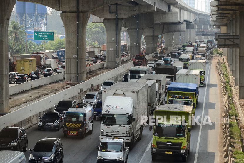 Sejumlah kendaraan truk angkutan barang melaju di tol Jakarta-Cikampek, Bekasi, Jawa Barat. (ilustrasi)