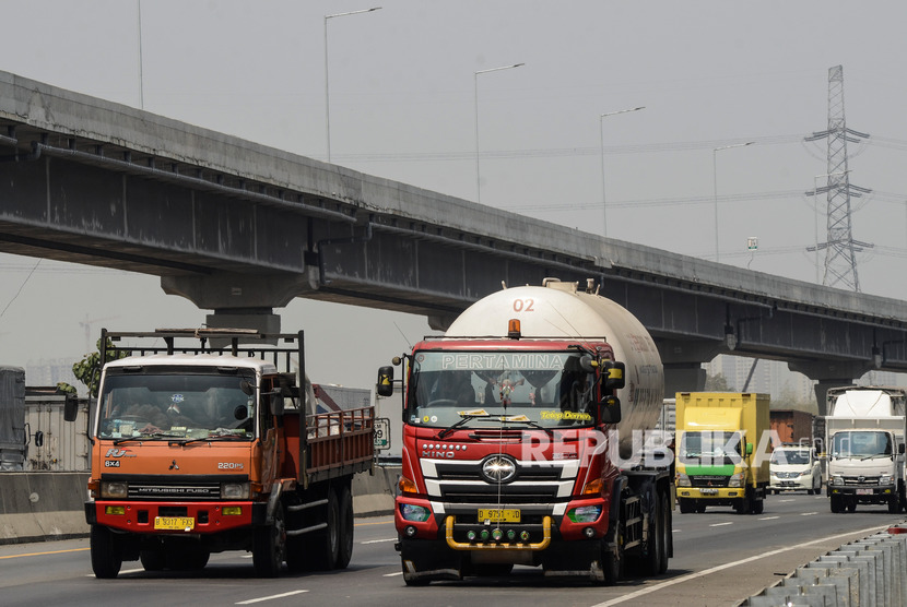 Sejumlah kendaraan truk angkutan barang melaju di tol Jakarta-Cikampek (foto ilustrasi).