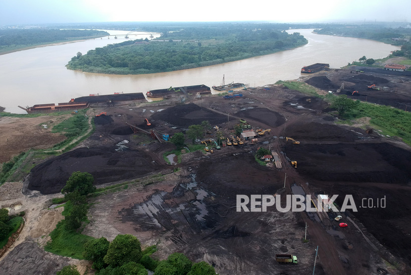Foto udara tempat penumpukan sementara batu bara yang dilakukan secara terbuka di tepi Sungai Batanghari, Muarojambi, Jambi, Rabu (20/11). Pemerintah mematok Harga Batu Bara Acuan (HBA) sebesar 66,3 dolar AS per ton. 
