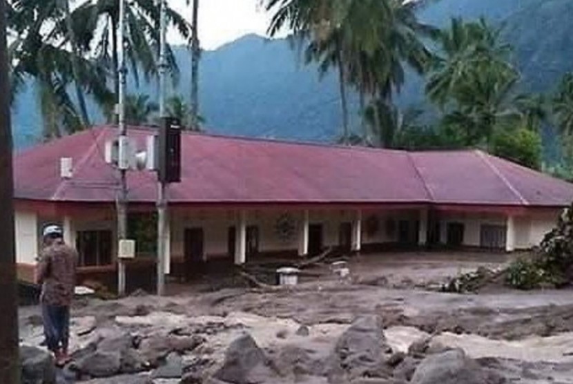 Bangunan masjid dan TK di Jorong Galapuang, Kecamatan Tanjung Raya, Kabupaten Agam, Sumatera Barat terendam lumpur usai banjir bandang yang terjadi kemarin, Rabu (20/11).