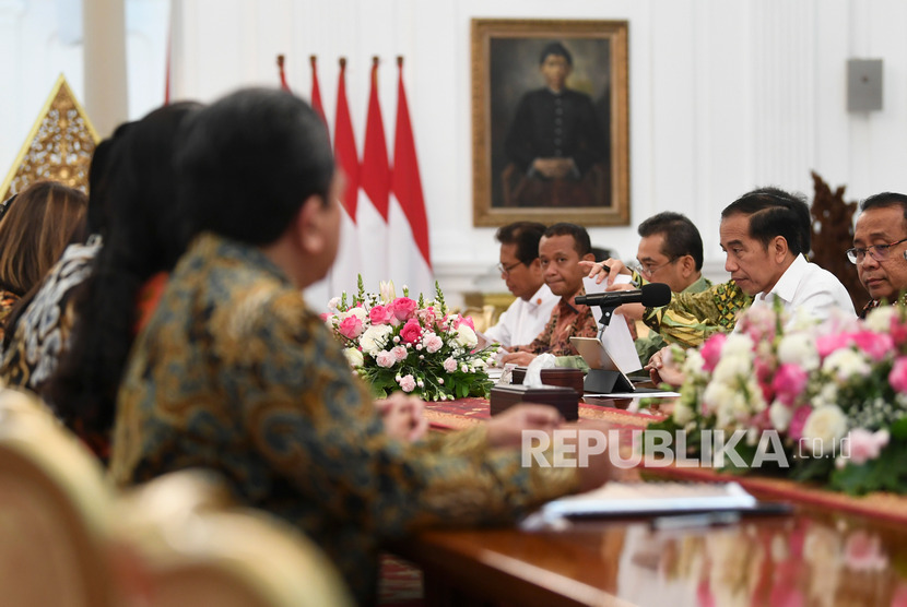 Presiden Joko Widodo (kedua kanan) didampingi Mensesneg Pratikno (kanan), Menteri Perdagangan Agus Suparmanto (ketiga kanan) dan Kepala BKPM Bahlil Lahadalia (keempat kanan) menerima pengurus Asosiasi Pertekstilan Indonesia (API) dan Asosiasi Produsen Serat Sintesis dan Benang Filamen Indonesia (APSyFI) di Istana Merdeka Jakarta, Kamis (21/11/2019).