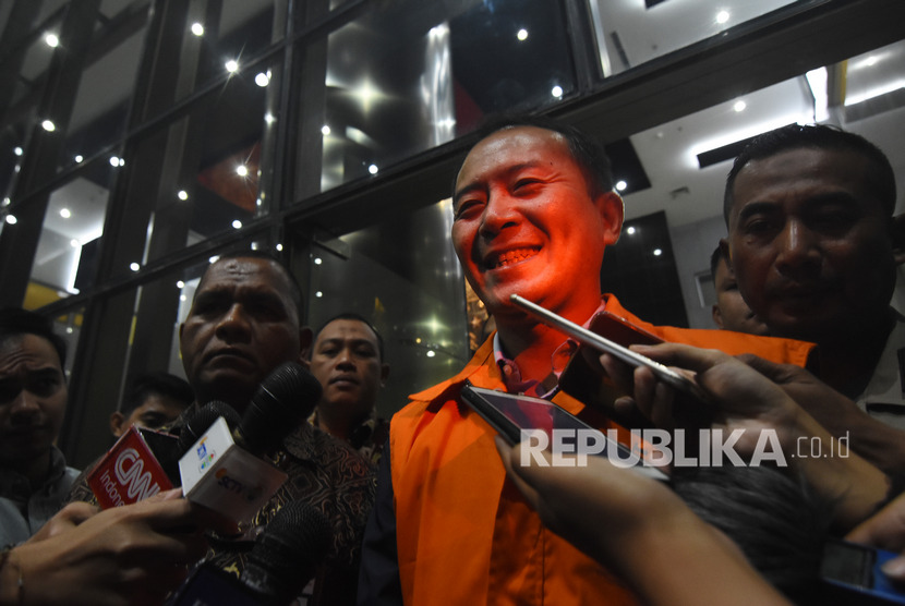 Mantan Presiden Direktur Lippo Cikarang Bartholomeus Toto (kedua kanan) mengenakan rompi tahanan KPK usai menjalani pemeriksaan di Gedung KPK, Jakarta, Rabu (20/11/2019).