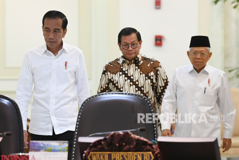 Presiden Joko Widodo (kiri) didampingi Wakil Presiden Ma'ruf Amin (kanan) dan Sekretaris Kabinet Pramono Anung dalam sebuah kesempatan.