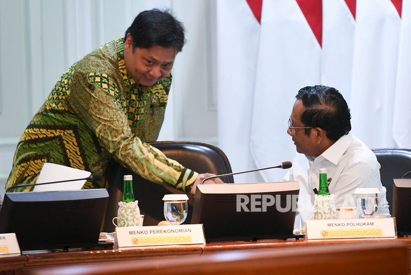 Menko Perekonomian Airlangga Hartarto (kiri) berbincang dengan Menko Polhukam Mahfud MD sebelum mengikuti rapat kabinet terbatas di Kantor Presiden, Jakarta, Kamis (21/11/2019).