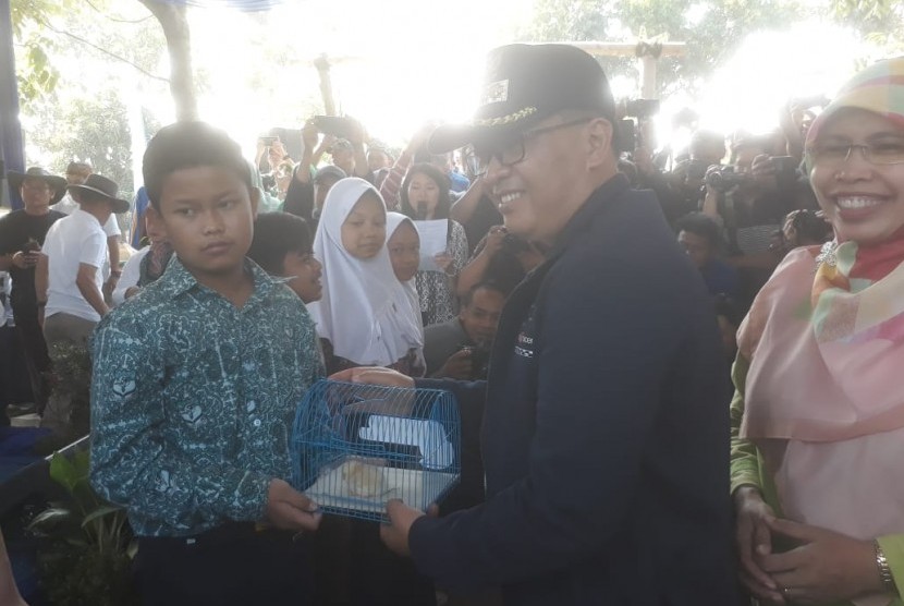 Wali Kota Bandung, Oded M Danial secara simbolis resmi meluncurkan program pembagian 10 ekor anak ayam kepada siswa SD dan SMP, penanaman 81 ribu pohon produktif dan keras serta menyalurkan benih ikan di kolam retensi Rancabolang, Gedebage, Kamis (21/11).