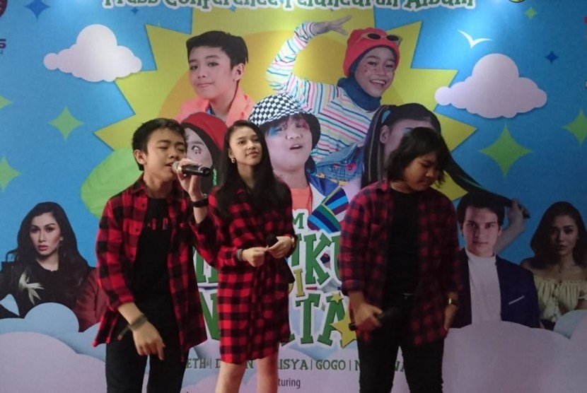 Penyanyi jebolan Indonesian Idol Junior, Deven, Anneth dan Gogo di peluncuran album perdananya //Mimpiku Jadi Nyata di Jalan Bangka, Jakarta Selatan, Kamis (21/11). 