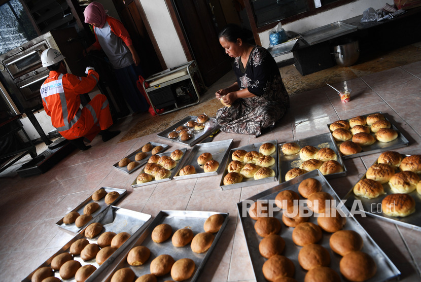 Pekerja menata kue di salah satu UMKM roti di Kota Mojokerto, Jawa Timur.