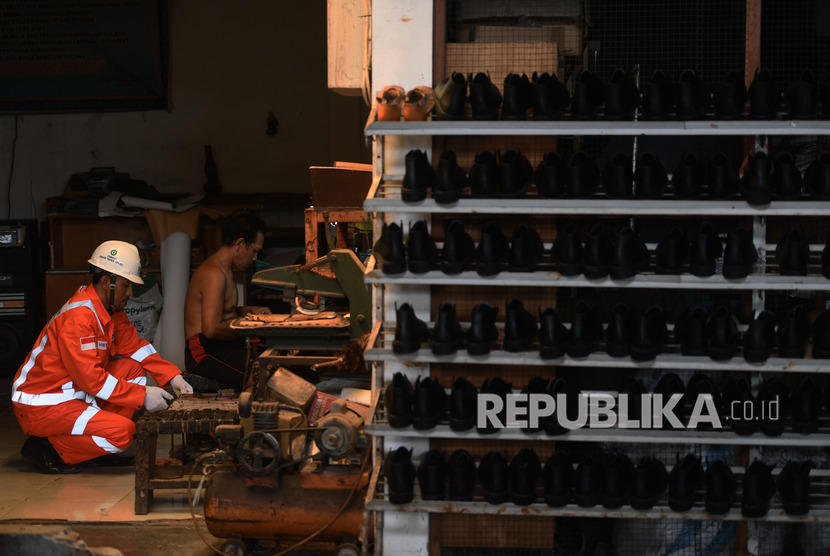 Petugas memeriksa saluran jaringan gas yang terpasang di salah satu industri sepatu rumahan yang menggunakan jaringan gas bumi yang disalurkan PT Perusahaan Gas Negara (Persero) Tbk di Kota Mojokerto, Jawa Timur, Kamis (21/11/2019).
