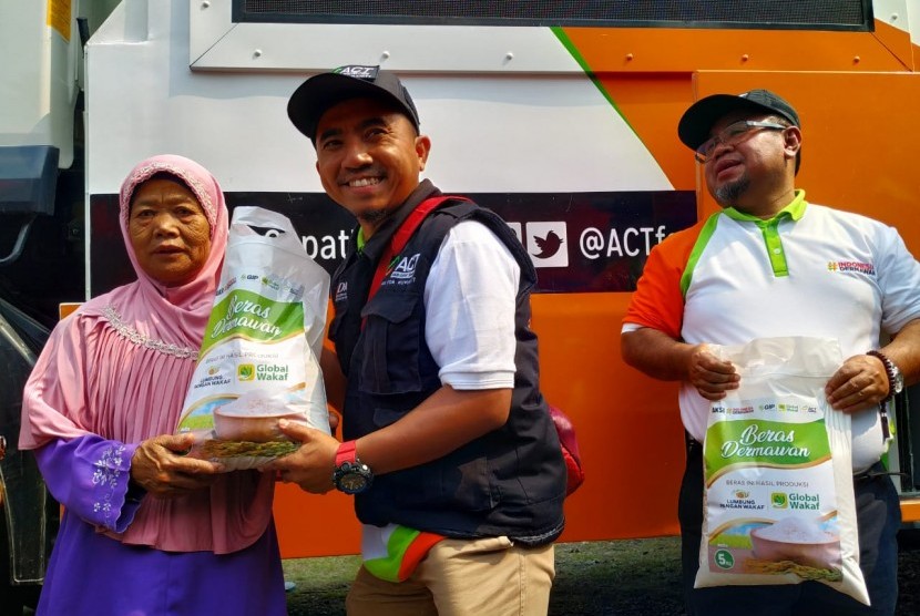 Lembaga filantropi Aksi Cepat Tanggap (ACT) memberikan bantuan humanity rice truck kepada warga Desa Sindangkerta, Kabupaten Bandung Barat, Jawa Barat, Kamis (21/11) 