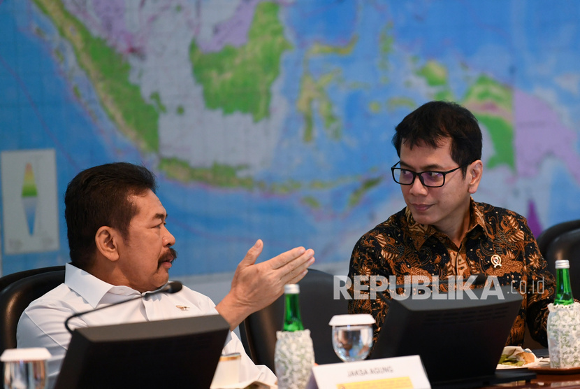Menteri Pariwisata dan Ekonomi Kreatif Wishnutama (kanan) berbincang dengan Jaksa Agung ST Burhanuddin sebelum mengikuti rapat kabinet terbatas di Kantor Presiden Jakarta, Kamis (21/11/2019). 