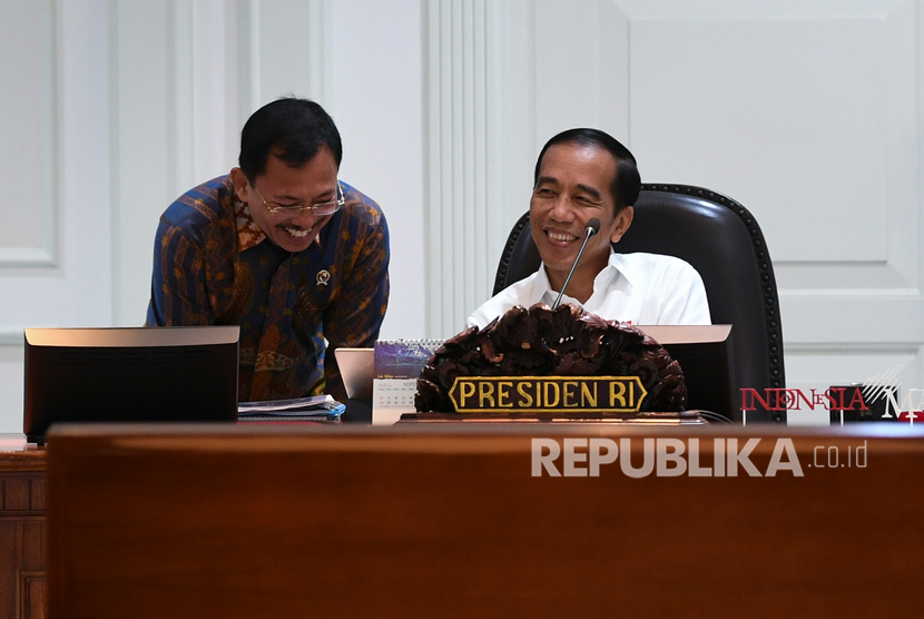 Presiden Joko Widodo (kanan) berbincang dengan Menteri Kesehatan Terawan Agus Putranto sebelum memimpin rapat kabinet terbatas di Kantor Presiden Jakarta, Kamis (21/11/2019).