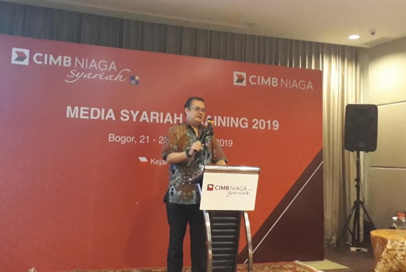 Direktur Syariah Banking CIMB Niaga Pandji P. Dajajanegara saat memberikan paparan kinerja dan kondisi perbankan syariah Media Training and Gathering tentang Perbankan Syariah di Bogor, Jumat (22/11). 