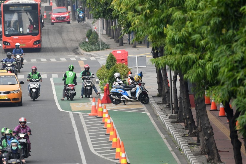 Sejumlah pengendara sepeda motor melewati jalur sepeda di Jalan MH Thamrin, Jakarta, ilustrasi. Jam operasioanl jalur sepeda di kawasan Thamrin-Sudirman akan dibatasi.
