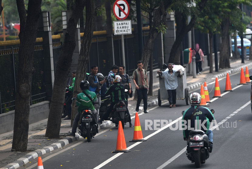 Sejumlah pengendara sepeda motor melanggar jalur sepeda di Jalan MH Thamrin, Jakarta, Jumat (22/11/2019).