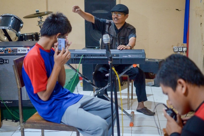 Seorang guru tunanetra yang berstatus PNS memberikan materi pelajaran bermusik kepada siswa di SLBN A Kota Bandung, Jawa Barat. (Ilustrasi)