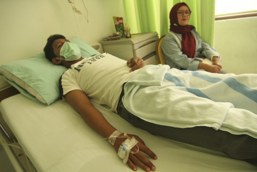 Pasien bernama Fandri (kiri) siswa kelas 3 SMPN 20 Depok penderita Hepatitis A menjalani rawat inap di RSUD Depok, Jawa Barat, Jumat (22/11/2019). 