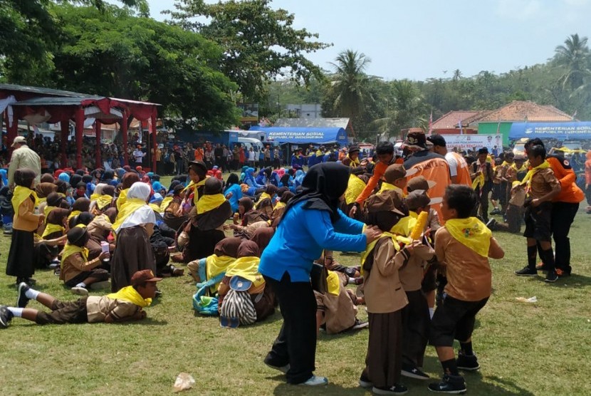 Masyarakat melakukan simulasi bencana tsunami di Alun-alun Kecamatan Kalipucang, Kabupaten Pangandaran, Jumat (22/11). Simulasi itu dilakukan sebagai salah satu kegiatan dalam pencanangan Kawasan Siaga Bencana oleh Kementerian Sosial. 