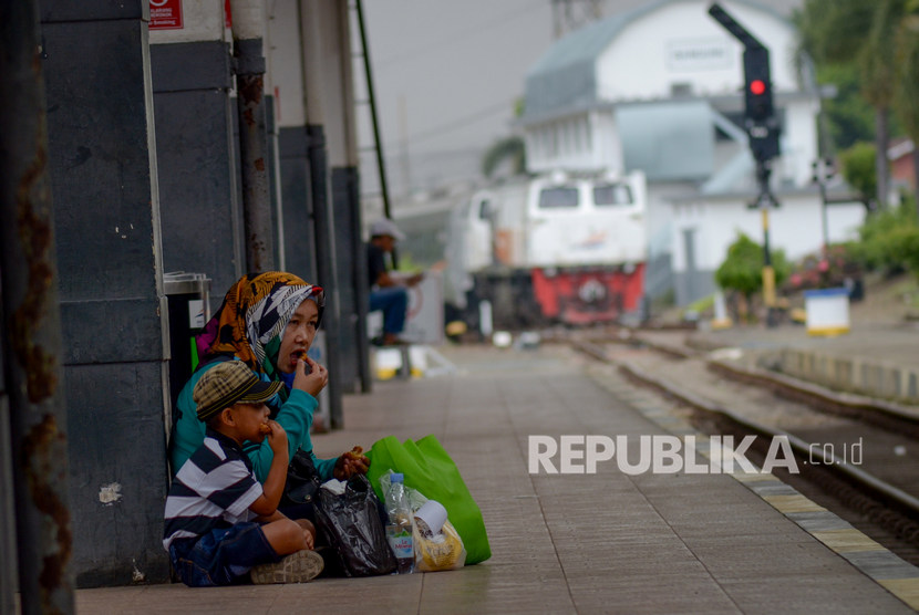 Calon penumpang menunggu kereta di Stasiun Bandung, Jawa Barat, Jumat (22/11/2019).