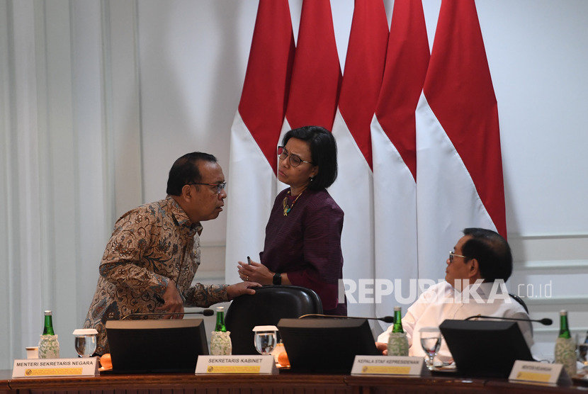 Mensesneg Pratikno (kanan) berbincang dengan Menteri Keuangan Sri Mulyani (tengah) dan Seskab Pramono Anung (kanan) di sela rapat terbatas di Kantor Presiden, Jakarta, Jumat (22/11/2019).