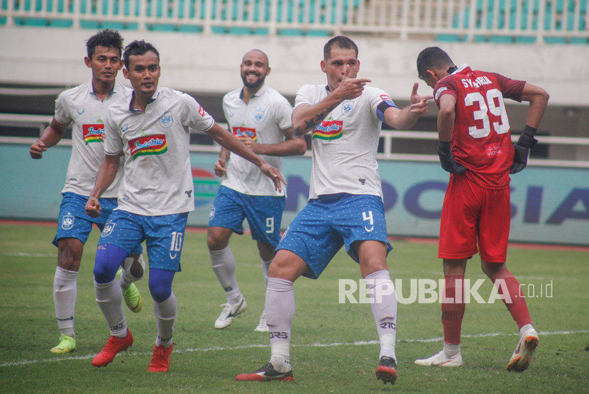 Pesepak bola PSIS Semarang Wallace Costa (kedua kanan) dan rekannya melakukan selebrasi setelah mencetak gol ke gawang Tira Persikabo dalam laga lanjutan Liga 1 di Stadion Pakansari, Cibinong, Bogor, Jawa Barat, Jumat (22/11/2019).