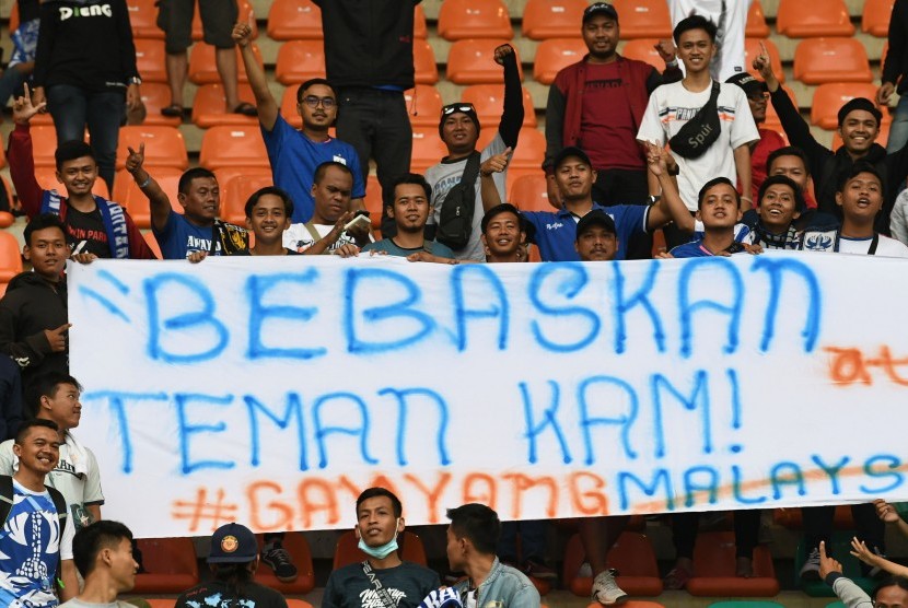 Sejumlah suporter PSIS Semarang, Panser Biru membentangkan spanduk solidaritas pembebasan pendukung Timnas Indonesia saat pertandingan lanjutan Liga 1 di Stadion Pakansari, Kabupaten Bogor, Jawa Barat, Jumat (22/11/2019). 