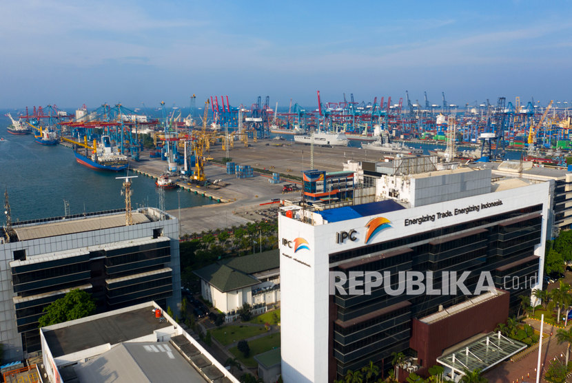 Suasana aktivitas bongkar muat peti kemas dengan latar depan Gedung PT Pelabuhan Indonesia II (Persero) atau Pelindo II di Pelabuhan Tanjung Priok, Jakarta Utara, Ahad (24/11/2019).