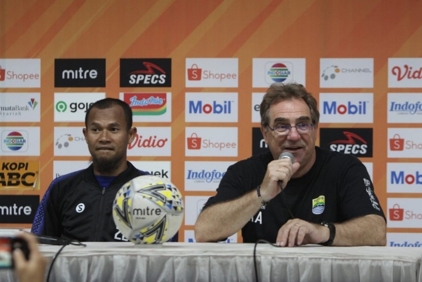 Kapten Persib Bandung, Supardi Nasir (kiri) dan pelatih Persib, Robert Rene Alberts (kanan).