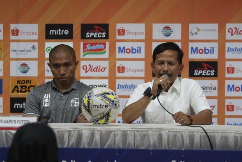 Pemain Barito Putera Adhitya Harlan (kiri) dan pelatih Barito Putera, Djadjang Nurdjaman (kanan).