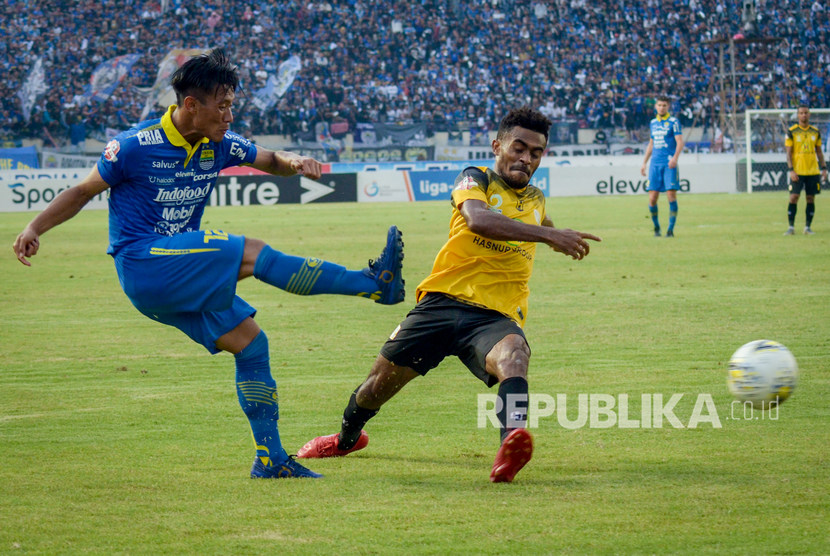 Pesepakbola Persib Bandung Henhen Herdiana (kiri) berebut bola dengan pesepakbola Barito Putera Yakob Sayuri (kanan) saat menjalani laga lanjutan liga 1 di Stadion Si Jalak Harupat, Kabupaten Bandung, Jawa Barat, Ahad (24/11/2019).